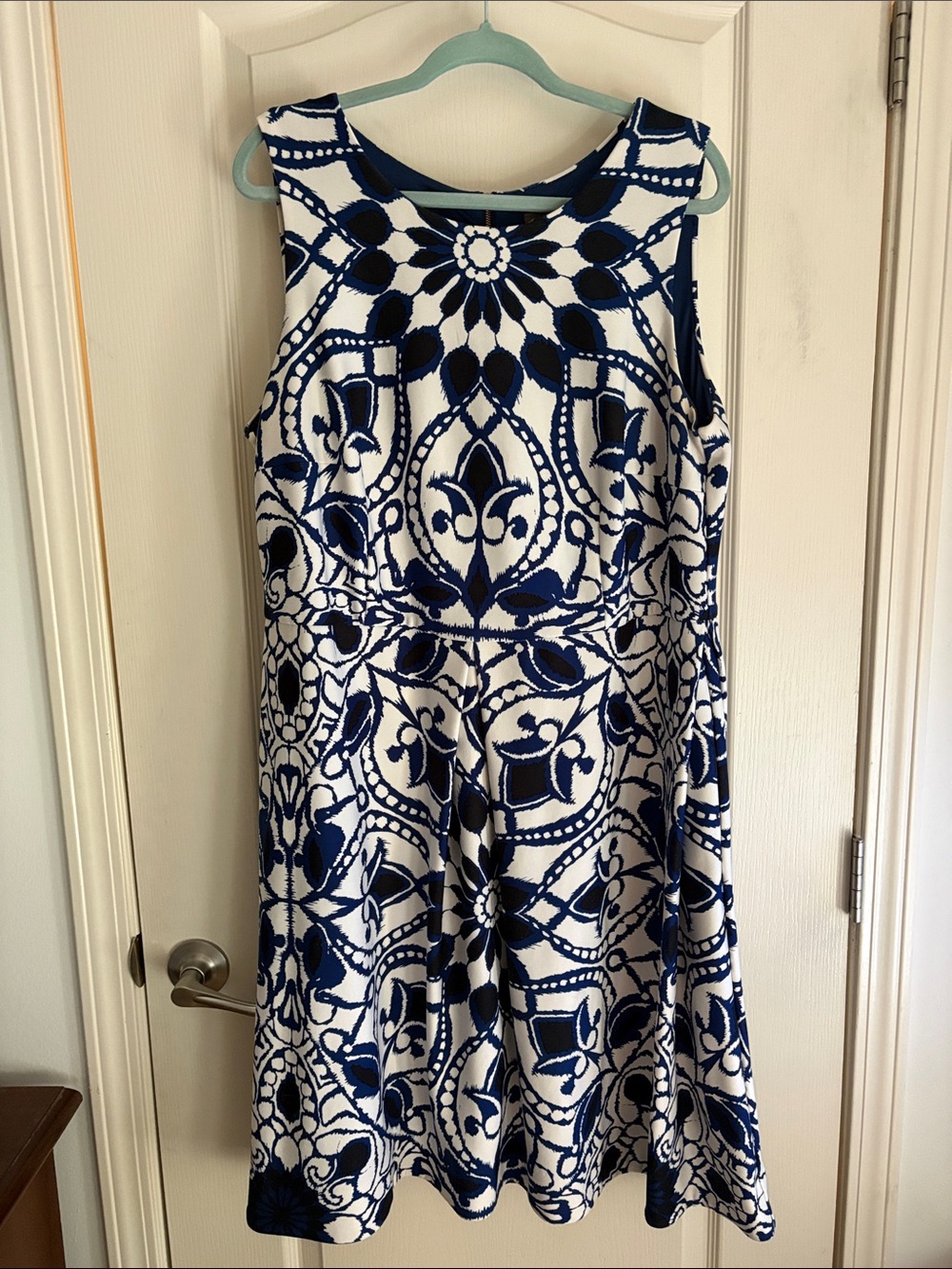 Taylor Navy and White Sleeveless Midi Dress with Graphic Floral Motif